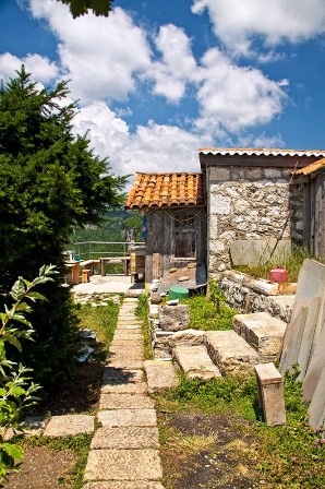 Nhà thờ xây dựng trên... cột đá - 3 Nhà thờ xây dựng trên... cột đá